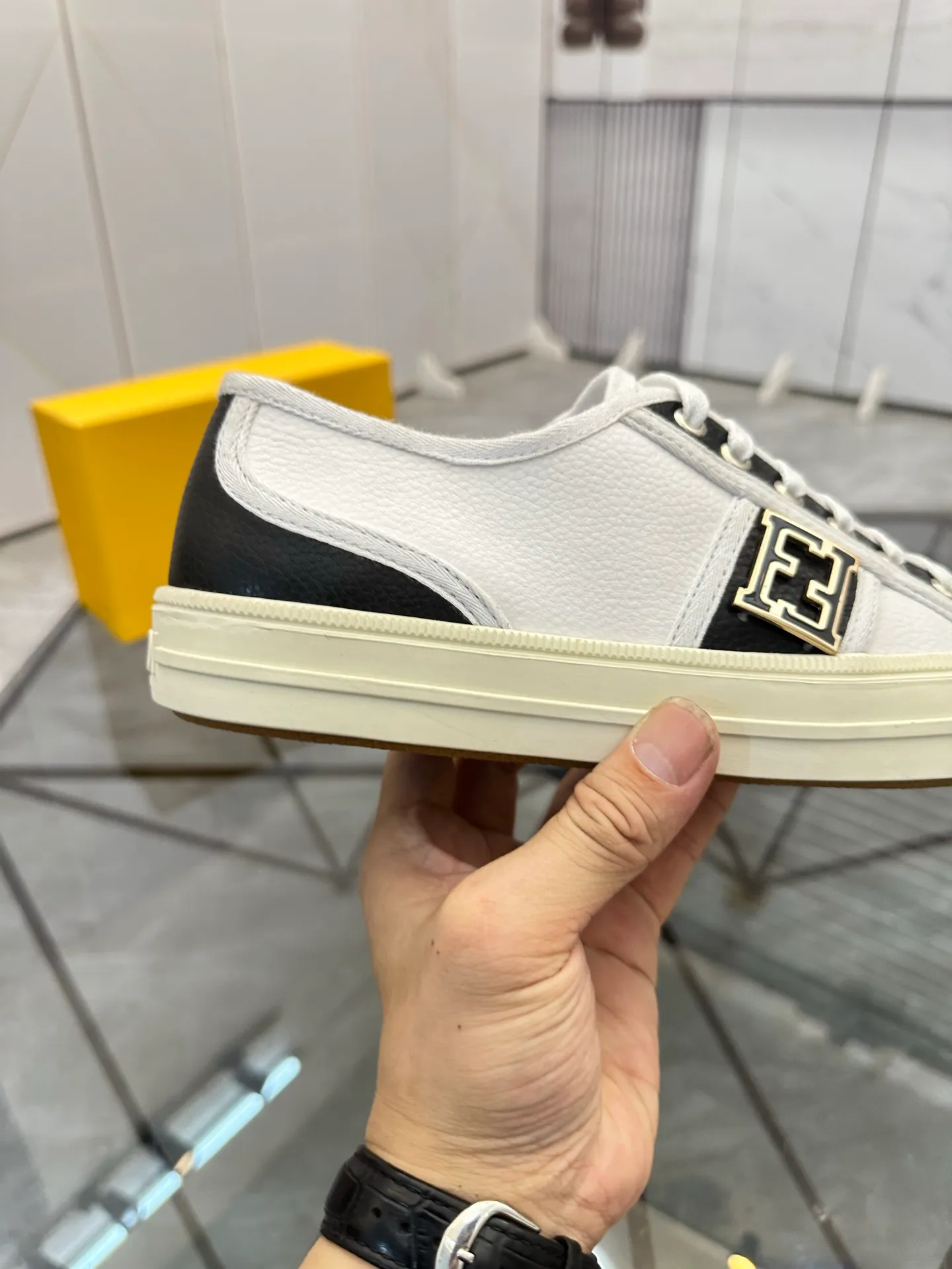 Selling men's shoes 💰: 💰P440¥ Product trademark: Fendi* "Fendi*" low-top casual shoes Regular size: 38-44 (can be customized to 45) Product materials: imported cowhide upper, sheepskin lining, original outsole. No.:6735